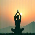 Mujer practicando yoga en la postura del árbol al amanecer.